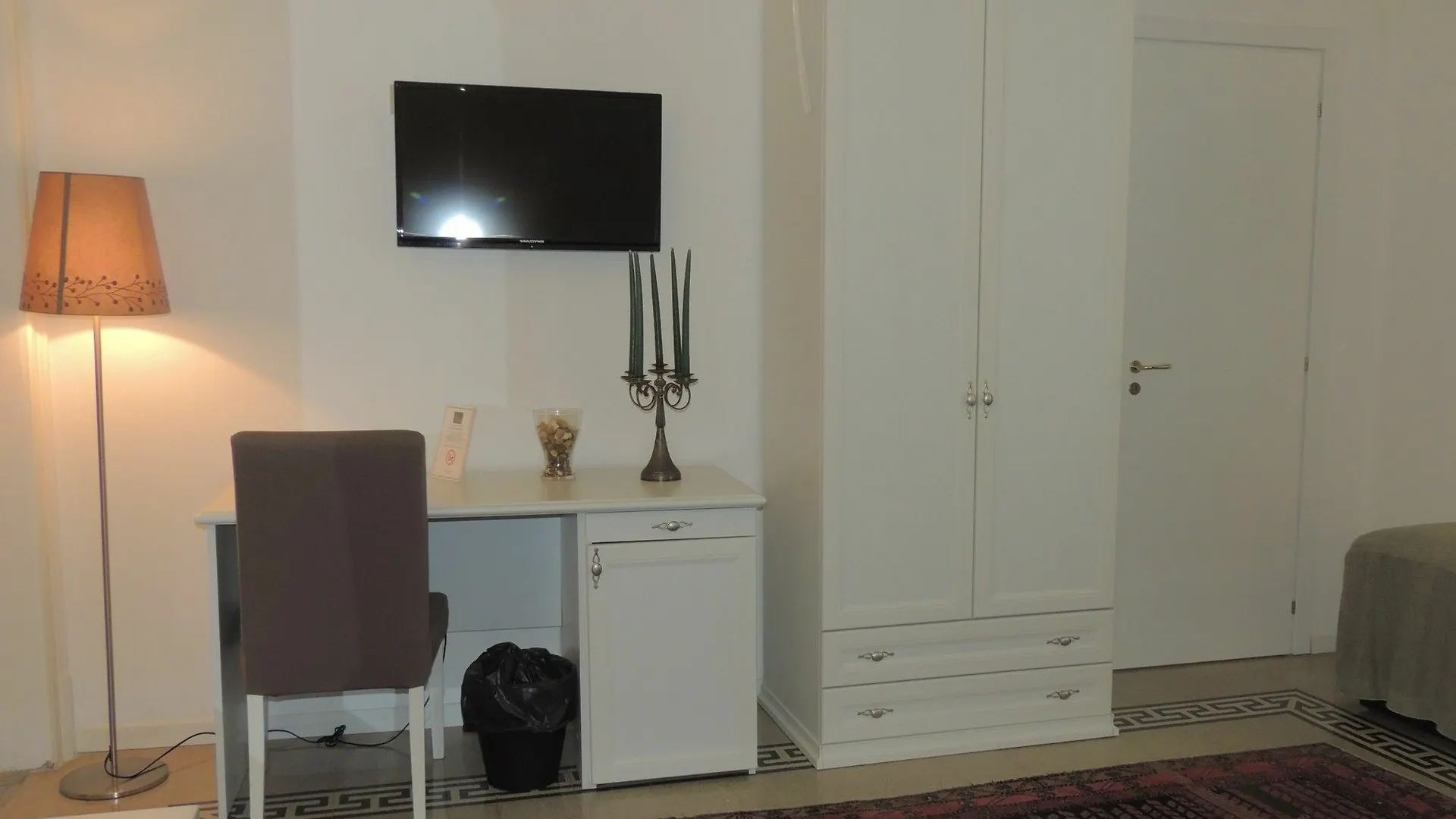 B&B Nike - Rooms Only Syracuse 3*,